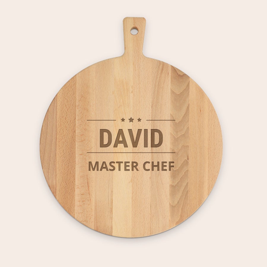 Round beech wood pizza board with handle and customized text engraving by Giftaty