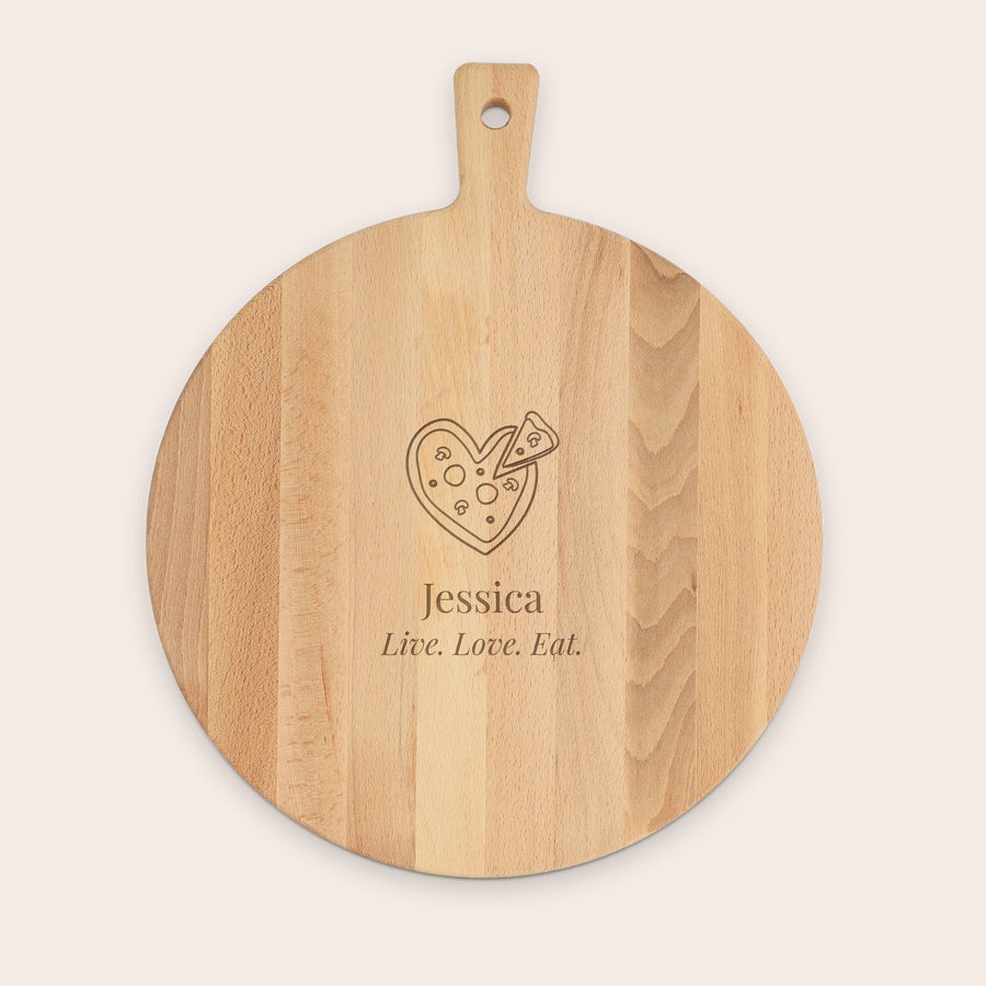 Round beech wood pizza board with handle, close-up detail, and customized text engraving