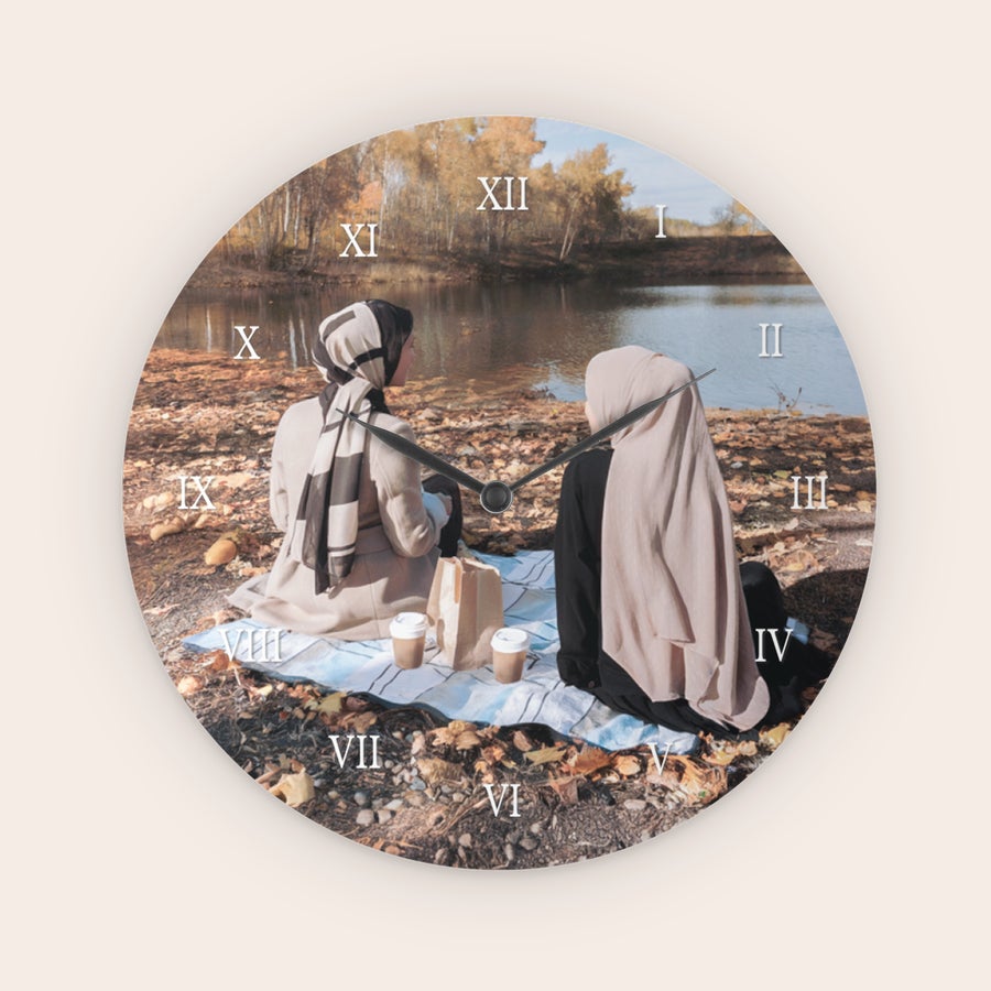 Personalized round hardboard photo clock, detail view